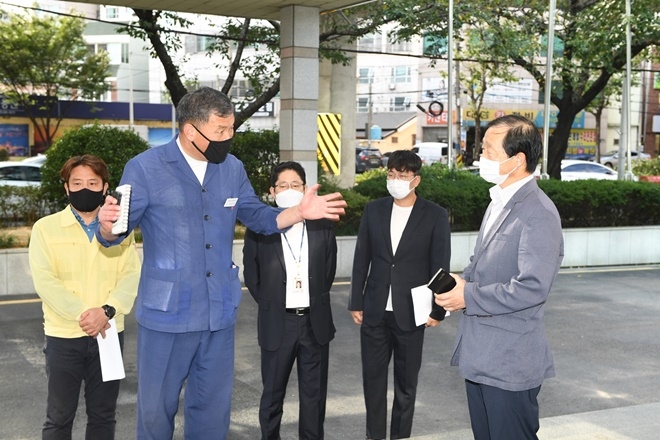 오규석 기장군수 및 기장군 관계자는 지난해 9월 22일 오후 3시 부산도시공사를 방문해 오시리아 관광단지의 교통대책과 하수처리장 설치, 일광신도시 우회도로 즉각 신설과 공원·녹지대 시설물 전면 교체, 일광신도시내 저류지공원 조성 등 기장군 주요 현안사항의 해결을 강력히 촉구하고 있다.(사진제공=부산기장군)