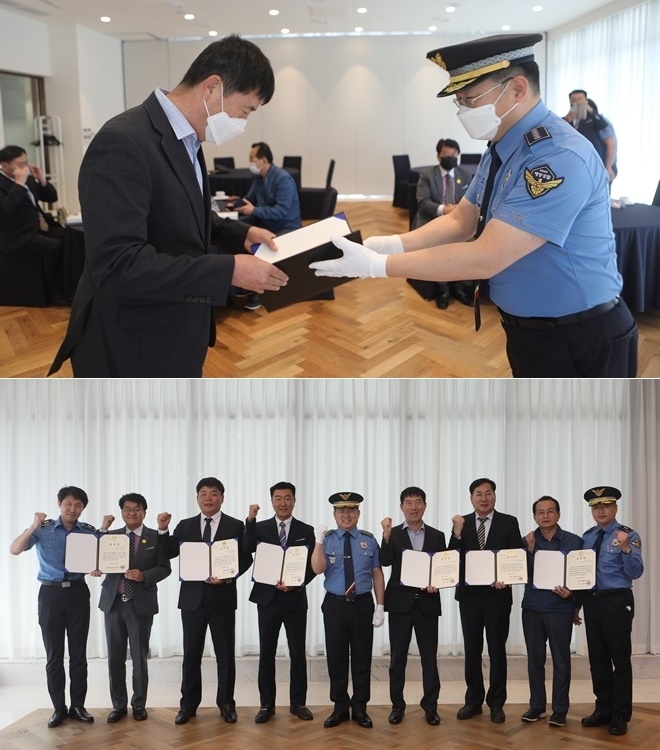 동성예선 이주상 사장이 감사장을 받고있다./ 이은상 경비계장, 라발스호텔 박영진 지배인, 예부선 협회 문영기 감사, 예부선협회 강동우 사무국장, 이광진 부산해경서장 등이 기념촬영.(사진제공=부산해양경찰서)