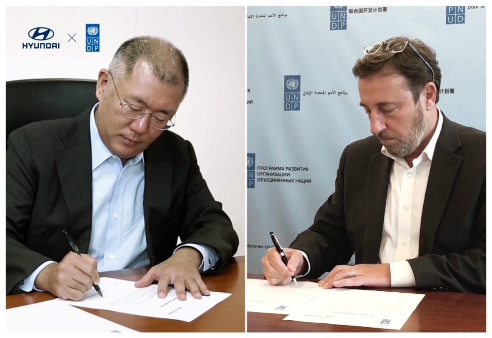현대자동차그룹 정의선 수석부회장(왼쪽)과 UNDP 아킴 스타이너(Achim Steiner) 사무총장(오른쪽)이 온라인으로 진행된 업무 협약식에 참석해 협약을 체결했다.(사진=현대자동차)
