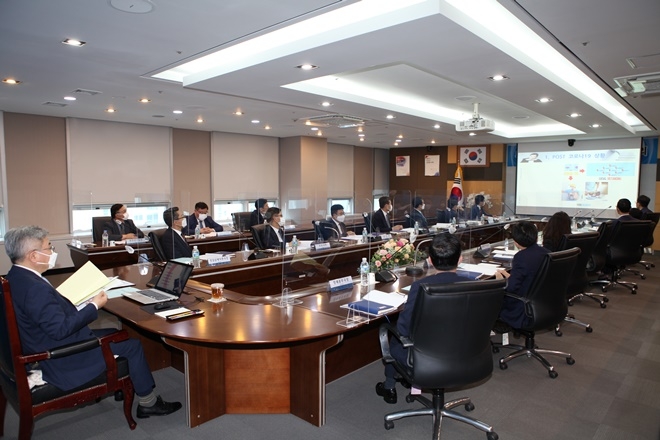 23일 간부회의실에서 화상으로 세무관서장 회의를 진행하고 있다.(사진제공=부산국세청)