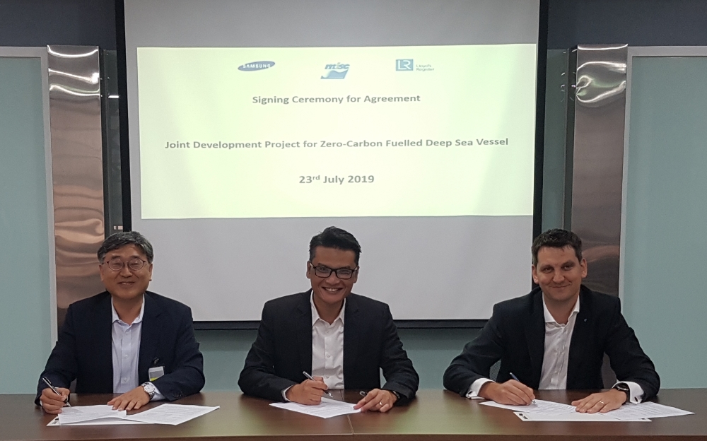 지난해 7월 윤종현 삼성중공업 조선시추설계담당(사진 왼쪽)이 '탄소 제로' 암모니아 추진선 개발을 위해 MISC, 로이드선급과 JDP를 체결하고 있는 모습.(사진=삼성중공업)