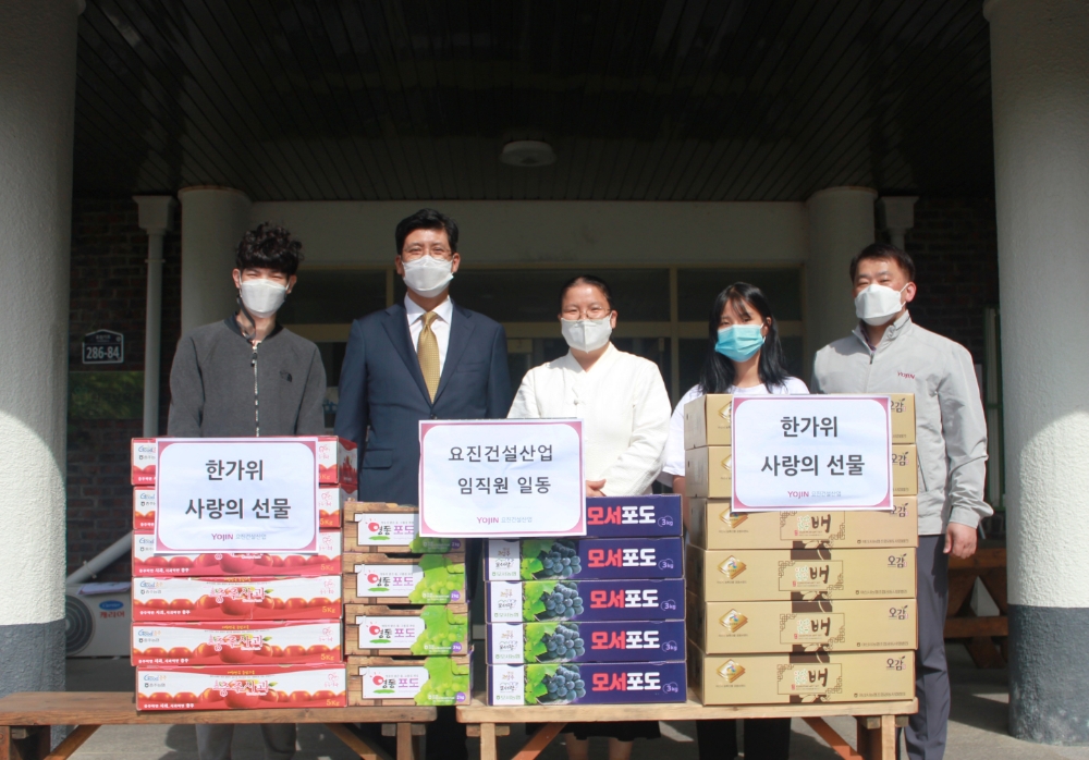요진건설산업 이병호 상무(좌측에서 두번째)와 한국보육원 이진선 원장(좌측에서 세번째)이 기념사진을 촬영하고 있다.(사진=요진건설산업)