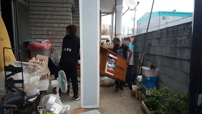 사회봉사대상자들이 가구를 옮기고 있다.(사진제공=부산준법지원센터)