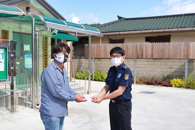 상리3리 마을회관에 위문금을 전달하고 있다.(사진제공=안동교도소)