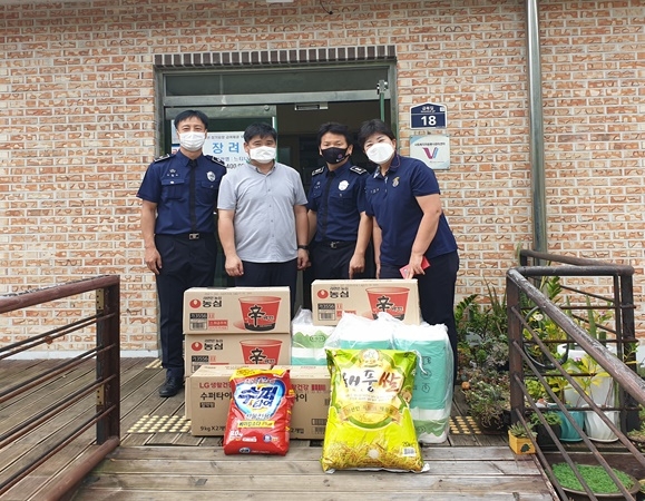 사회복지시설에 위문금품을 전달하고 기념촬영.(사진제공=정읍교도소)