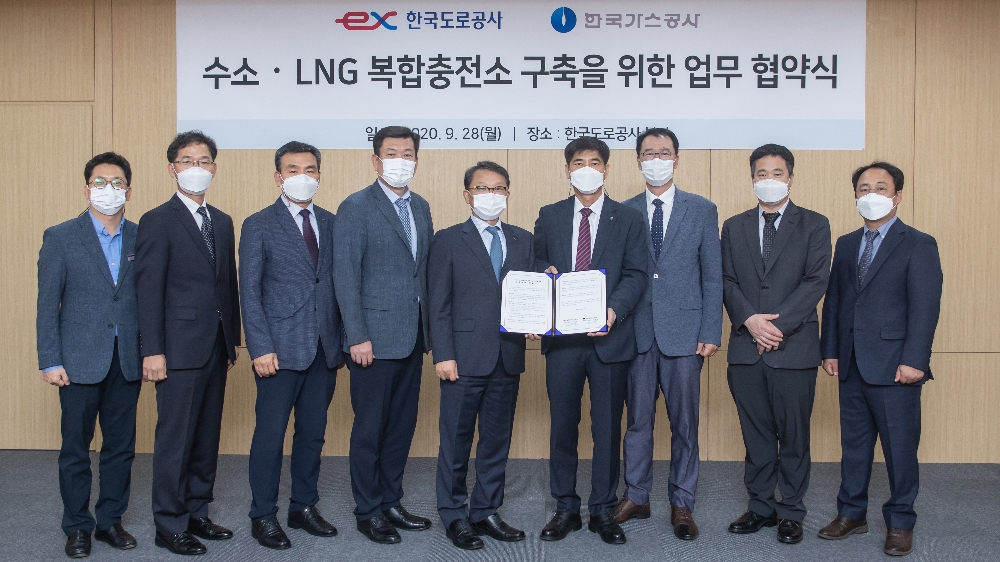 고속도로에 수소·LNG 복합충전소 설치 전경. (사진=한국가스공사)