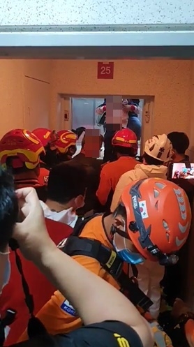 엘리베이터 모녀 구조를 위해 출동한 소방대.(사진제공=부산경찰청)