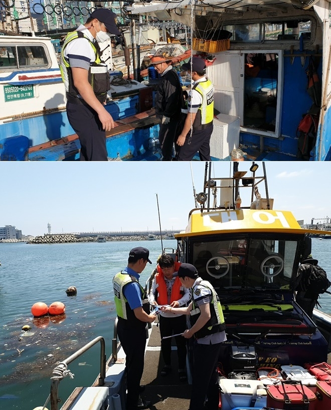 해경이 관내선박 안전관리 실태 점검과 안전홍보물을 배포하고 있다.(사진제공=부산해양경찰서)