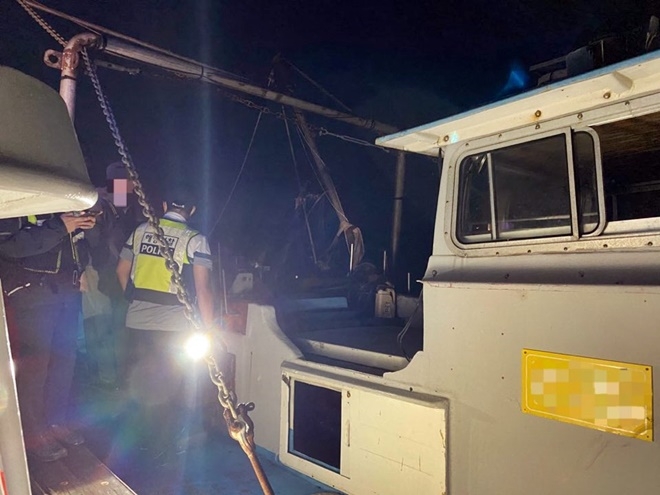 해경이 A호를 검문 검색 하고있다.(사진제공=부산해양경찰서)