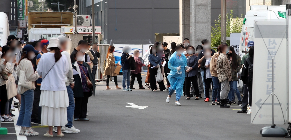 추석 연휴 첫날인 30일 서울 중구 국립중앙의료원 코로나19 선별진료소가 붐비고 있다.(사진=연합뉴스)