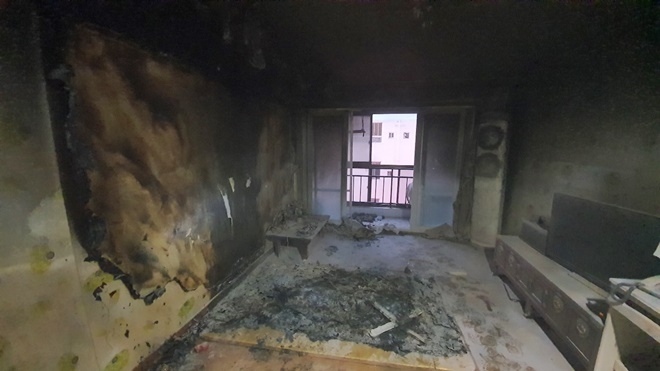 10월 2일 오전 5시 42분경 울산 중구 우정동 한 아파트 거실 화재 현장.(사진제공=울산소방본부)