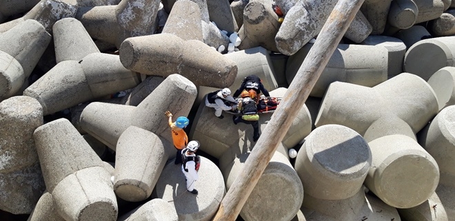 10월 2일 오전 울산 동구 방어동 꽃바위 방파제서 허리통증을 호소하는 낚시객을 구조하고 있다.(사진제공=울산소방본부)