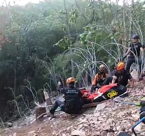 소방헬기에서 레펠 및 호이스트 이용해 요구조자를 구조하고 있다.(제공=울산소방본부)