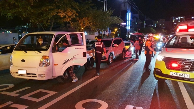 10월 6일 오후 7시 38분경 중구 복산육거리 남구시청 방면서 발생한 4중 추돌사고.(사진제공=울산소방본부)