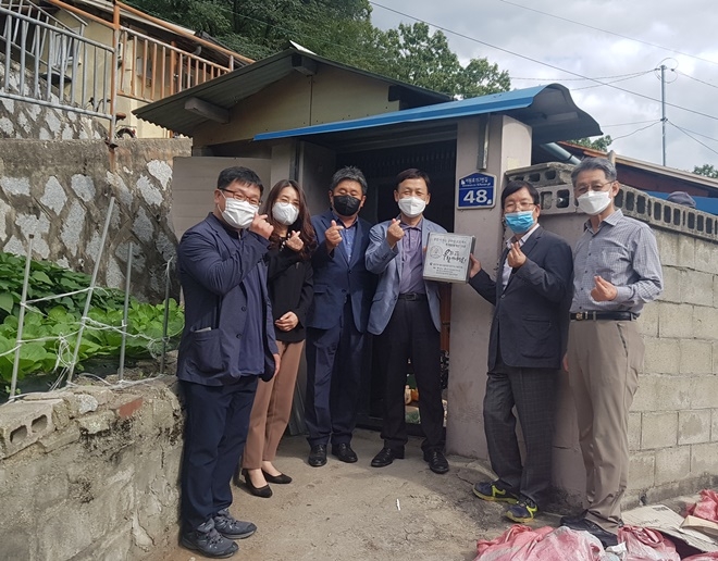 법사랑위원 영주지구협의회가 꿈을 키우는 공부방 현판을 들고 기념촬영.(사진제공=안동준법지원센터)