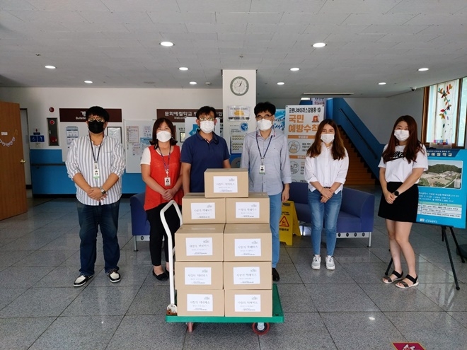 9월21일 기장군 청소년상담복지센터 직원들이 기장문화예절학교를 방문해 방과후아카데미 청소년을 위한 사랑의 택배박스를 전달하고 기념촬영.(사진제공=부산 기장군)