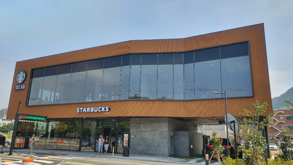 스타벅스 매장 외부에 적용된 나무 패턴 컬러프린트강판.(사진=포스코)