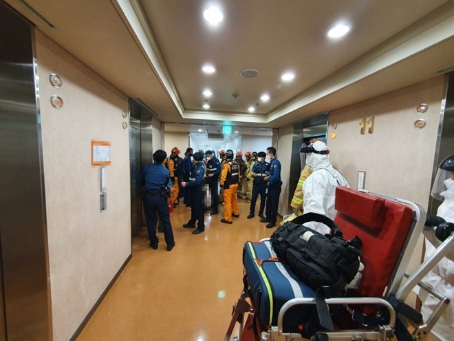 12일 오후 생명보험사 고객상담실에서 생명보헙금 지급을 요구하며 휘발유 소동을 벌인 현장.(사진제공=부산경찰청)