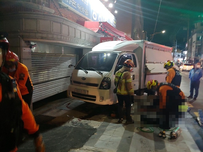 12일 오후 7시 32분경 남구 유엔펴오하로 용당DC앞에서 운행중인 포터 차량이 하역중인 윙바디차량을 충격, 윙바디 차량이 밀리면서 보행자 충격 사망.(제공=부산경찰청)