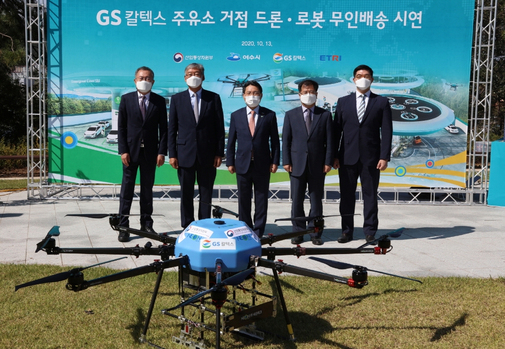 13일 여수 장도 잔디광장에서 드론,로봇 배송 시연 행사에 참석한 (왼쪽부터)박종현 한국전자통신연구원 소장, 김기태 GS칼텍스 사장, 권오봉 여수시장, 강경성 산업통상자원부 산업정책실장, 허철홍 GS칼텍스 상무가 기념사진을 촬영하고 있다.(사진=GS칼텍스)