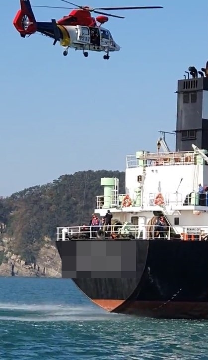 헬기로 응급환자 긴급이송에 나서고 있다. (사진제공=부산해양경찰서)