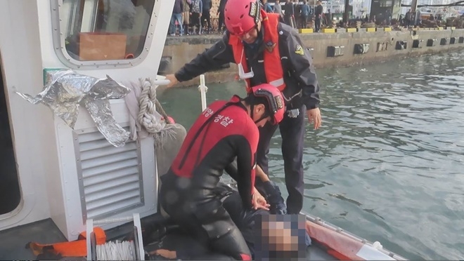 익수자를 구조해 심폐소생술을 하고 있다.(사진제공=부산해양경찰서)