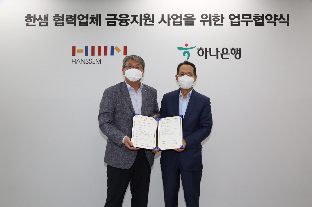 한샘-하나은행 업무협약식. 왼쪽부터 한샘 강승수 회장, 하나은행 지성규 은행장. (사진= 한샘)