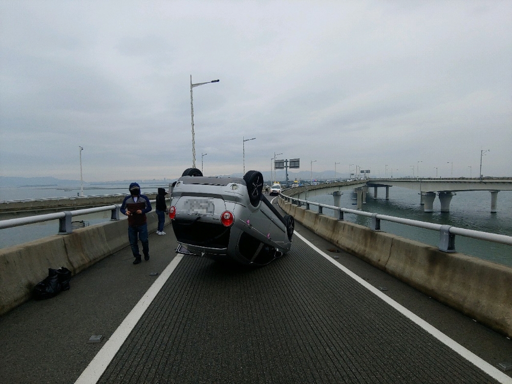 22일 오전 8시 25분경 부산 사하구 을숙도대로 하단램프 출구지점서 마티즈차량 전도사고(사진제공=부산경찰청)
