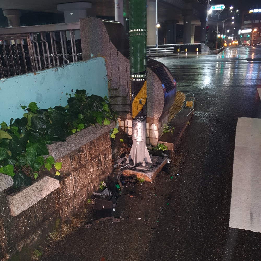 음주운전으로 연석과 가로등 충격.(사진제공=부산경찰청)