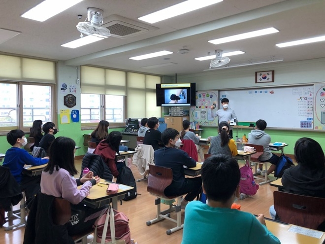22일 수원 효원초등학교에서 진로캠프 프로그램을 진행하고 있다.(사진제공=수원청소년꿈키움센터)