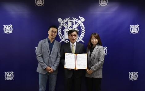 서울대학교 치의학대학원에서 진행된 협약식에 한중석 서울대학교 치의학대학원장(가운데), 김효 네이버 웨일 리더(왼쪽), 이언주 엔에스데블 대표이사(오른쪽)가 기념사진을 촬영하고 있다. 사진=네이버