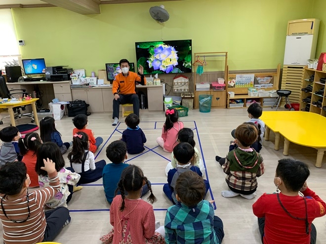 27일 오전 에덴유치원 원생들을 상대로 소방안전교육을 하고 있다. (사진제공=울산 온산소방서)