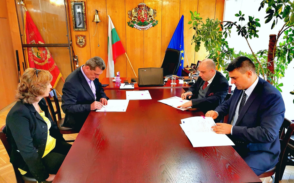 쌍용자동차는 지난달 25일 불가리아의 국민재난안전청(The Safety and Protection of the Population)과 지휘차량 조달 공급 계약을 체결하고 내년 1월 G4 렉스턴(현지명 렉스턴) 32대를 납품할 예정이다. 사진은 납품 계약 조인식의 모습.(사진=쌍용자동차)