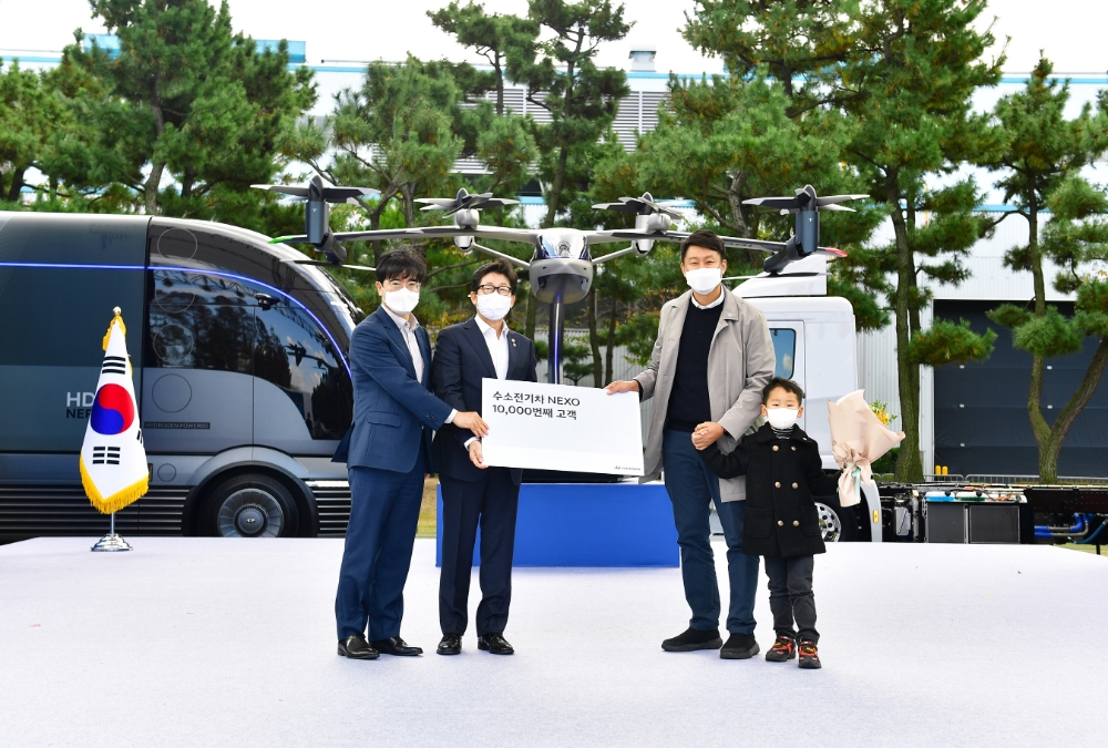 (왼쪽부터)공영운 현대자동차 사장, 조명래 환경부 장관, 넥쏘 1만 번째 고객 임현석씨와 아들이 기념 촬영을 하고 있는 모습.(사진=현대자동차)