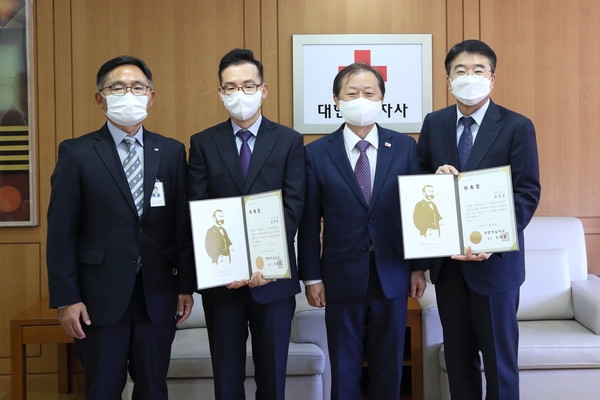 30일 서울사무소에서 열린 신임 청렴자문위원 위촉식. (왼쪽부터 대한적십자사 안무열 감사실장, 권영택 신임위원, 대한적십자사 신희영 회장, 최영운 신임위원).(사진제공=대한적십자사)