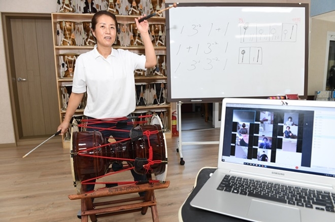 기장군 평생학습동아리 ‘문제해결 프로젝트’에 참여한 ‘아리랑 장구’ 동아리의 비대면 수업 현장.(사진제공=부산 기장군)