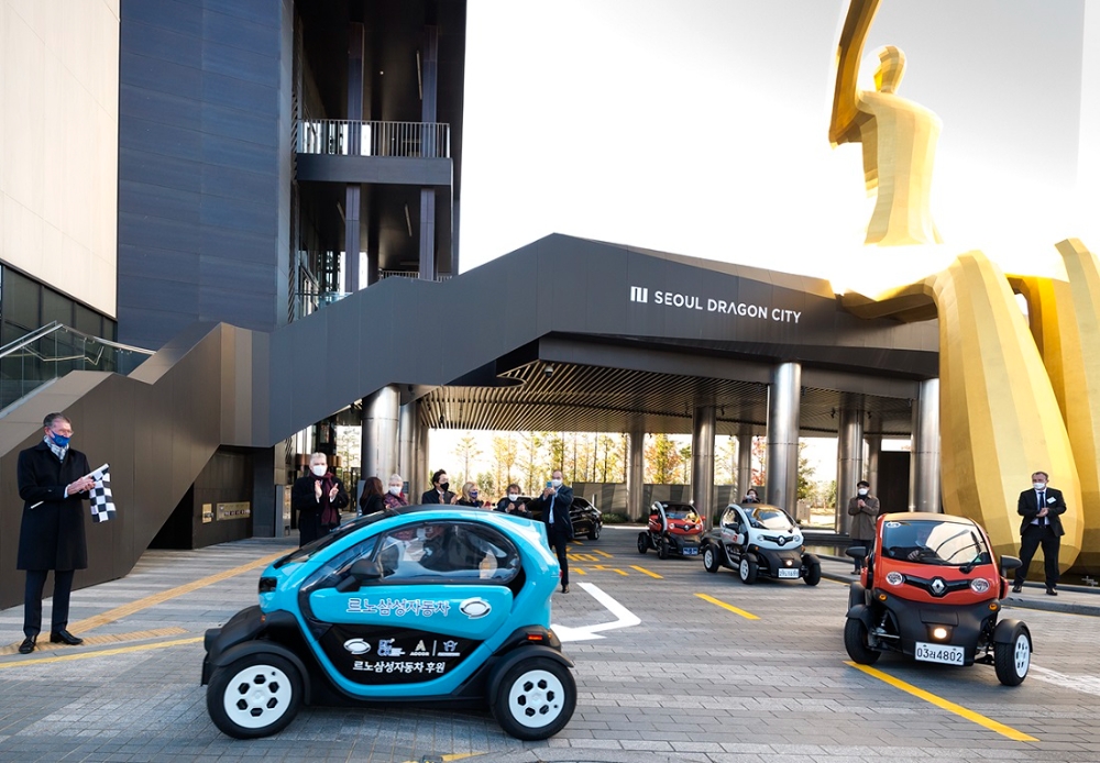 주한유럽상의 소속 회원사들의 직원들이 르노 트위지를 운전하고 있다.(사진=르노삼성자동차)