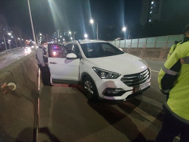 11월 4일 오후 10시 44분경 음주사고를 낸 산타페 운전자를 현행범 체포.(사진제공=부산경찰청)