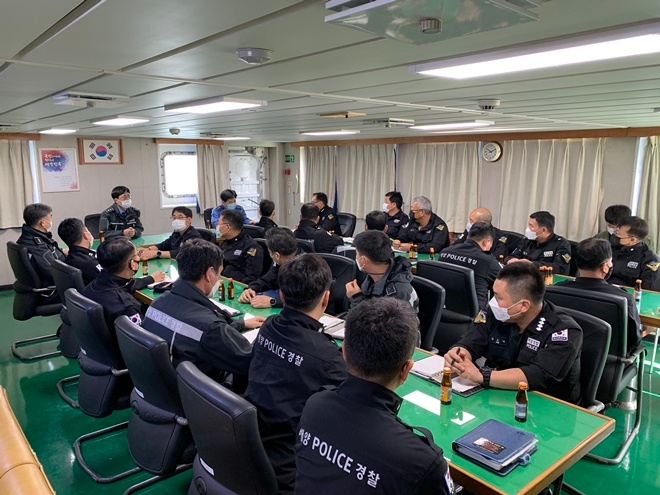 11월 6일 오전 부산해양경찰서 1503함(1500톤급)에서 복수승조원제 시행에 따른 간담회를 갖고 있다.(사진제공=부산해양경찰서)