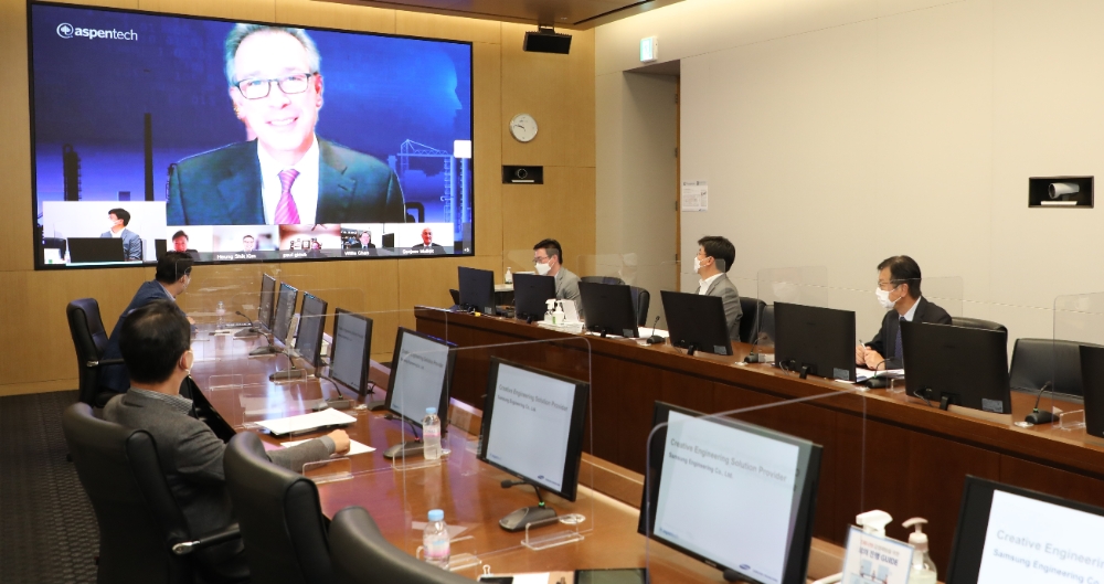삼성엔지니어링 최성안 사장(사진 맨우측)과 아스펜테크社 안토니오 피에트리 사장(영상 인물)이 온라인 화상시스템을 통해 비대면으로 MOU 서명을 하고 있다.(사진=삼성엔지니어링)