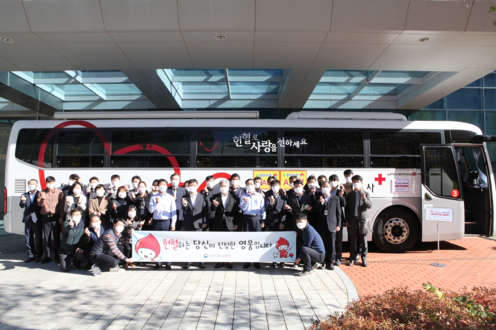 지난 4월 29일에 이어 11월 9일 두번째 단체헌혈에 동참.(사진제공=부산국세청)