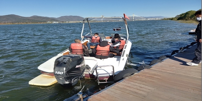 직원과 대상자들이 함께 어울려 수상레포츠를 즐기고 있다. (사진제공=부산서부준법지원센터)