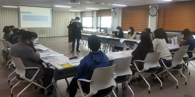 금정구 발달장애부모협회가 ‘자녀진로 및 코칭교육’ 을 진행하고 있다.(사진제공=부산금정구)