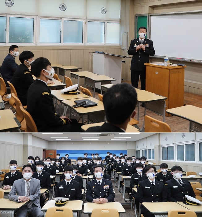 구자영 남해해경청장이 10일 오후 4시 30분 한국해양대학교 해사대학관 강의실에서 해사대학 재학생들을 대상으로 특강을 진행하고 있다.(사진제공=남해지방해양경찰청)