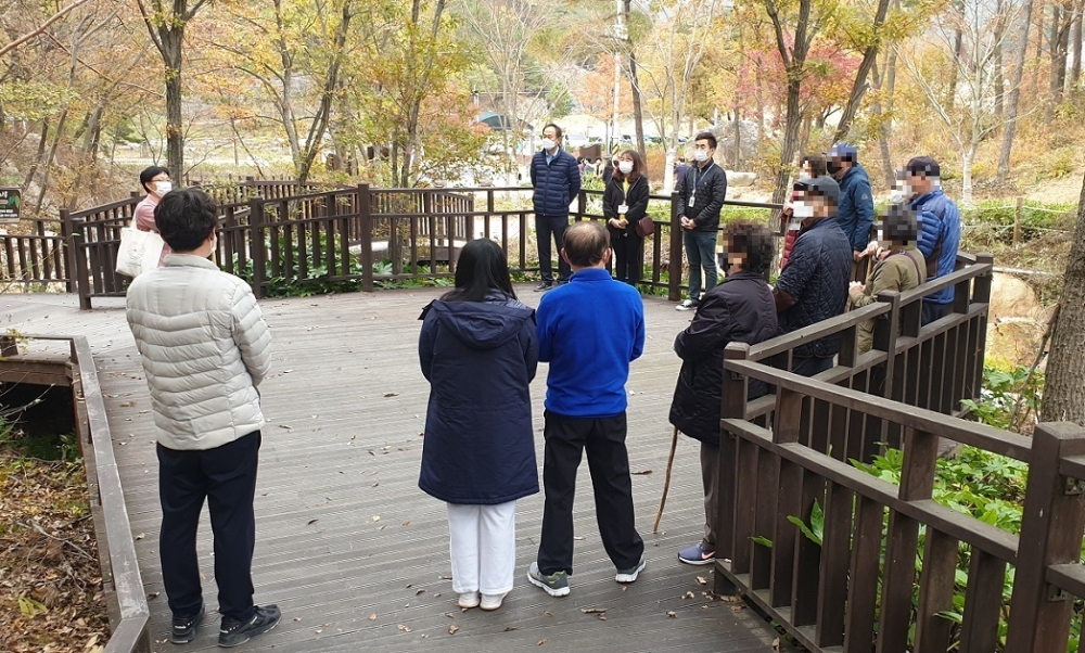 지난 6일 ‘부산 치유의 숲(기장군 철마면)’에서 진행된 치매환자 가족지원사업 ‘힐링하리’ 프로그램.(사진제공=부산 기장군)