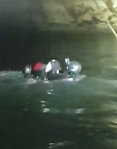 중앙특수구조단이 익수자를 구조하고 있다.(사진제공=부산해양경찰서)