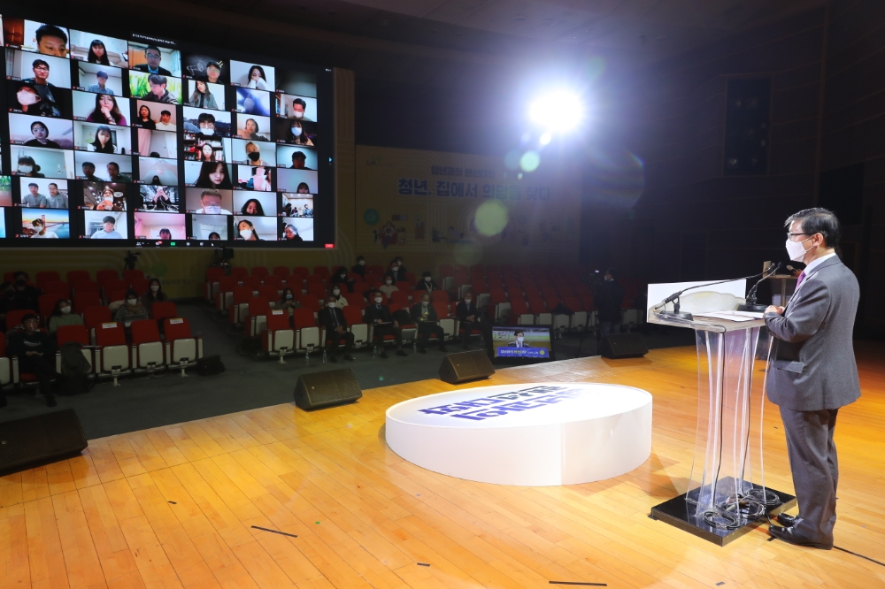 언택트 주거복지 토크콘서트 ‘청년과의 랜선대화 with LH’에서 변창흠 LH 사장과 참석자들이 토론을 진행하고 있다.(사진=LH)