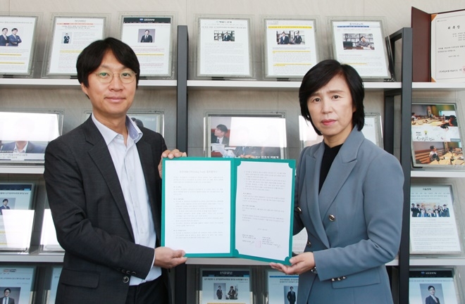 법무법인 명경 서울과 하나은행이 유언대용신탁 업무협약을 맺고 기념촬영.(사진제공=법무법인 명경 서울)