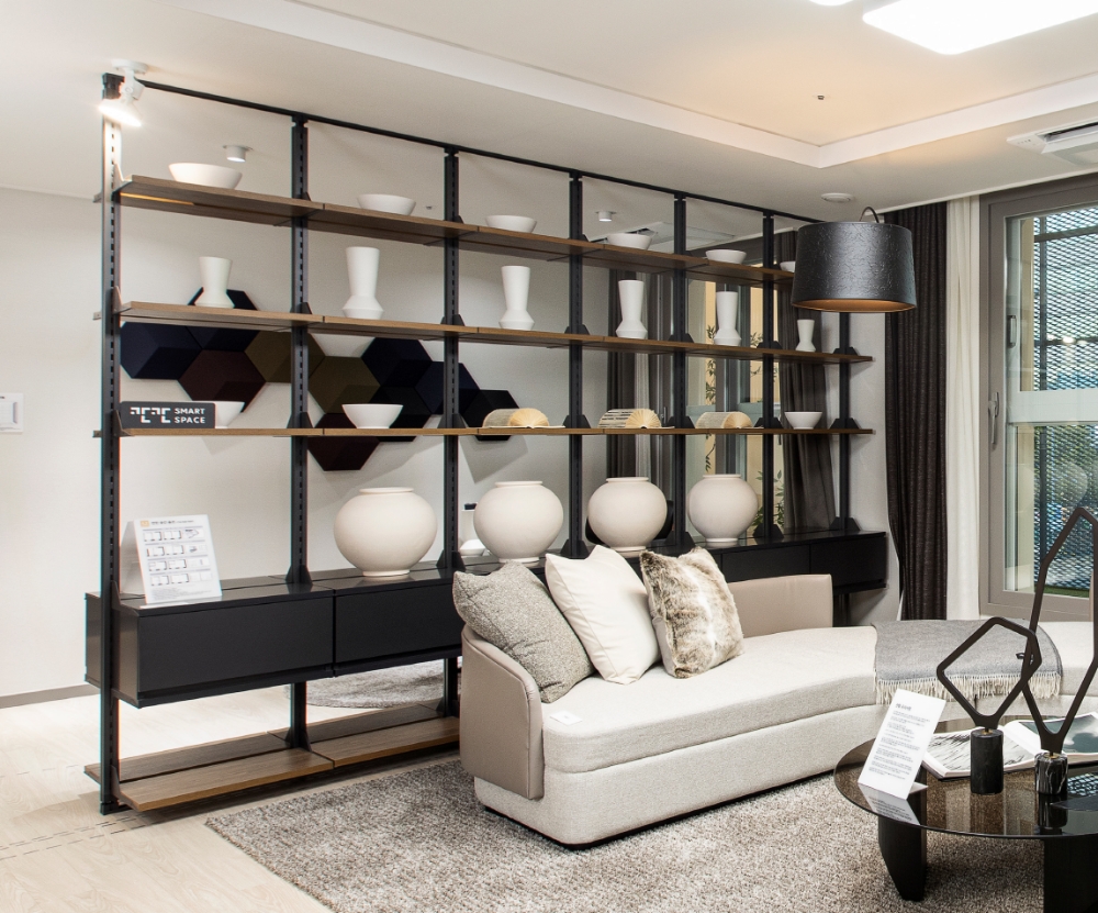 거실과 침실 사이에 설치된 모듈형 칸칸시스템 모습.