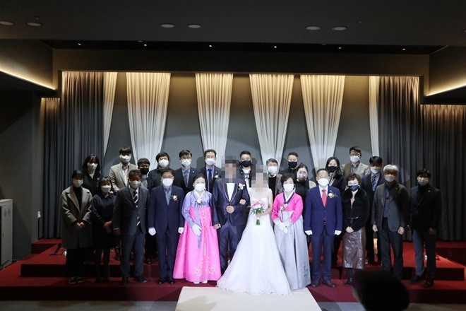 11월 17일 오후 CM호텔 10층 그레이스웨딩홀에서 열린 아름다운 동행 작은결혼식 단체 기념촬영.(사진제공=한국법무보호복지공단경북지부)